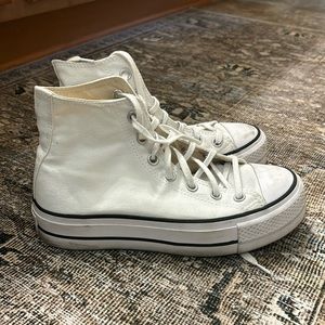 White platform converse. Size 7 women’s, 5 men’s.